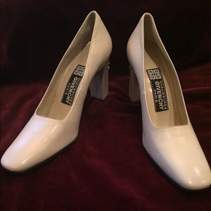 Chaussures Givenchy Paris Ivory Pumps - 7.5AA